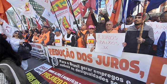 Centrais sindicais protestam em SP contra juros altos